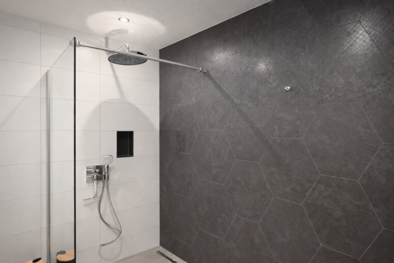 Badezimmer_walkin_Dusche_Ferienhaus_Grundmann_Allgäu_Lechbruck