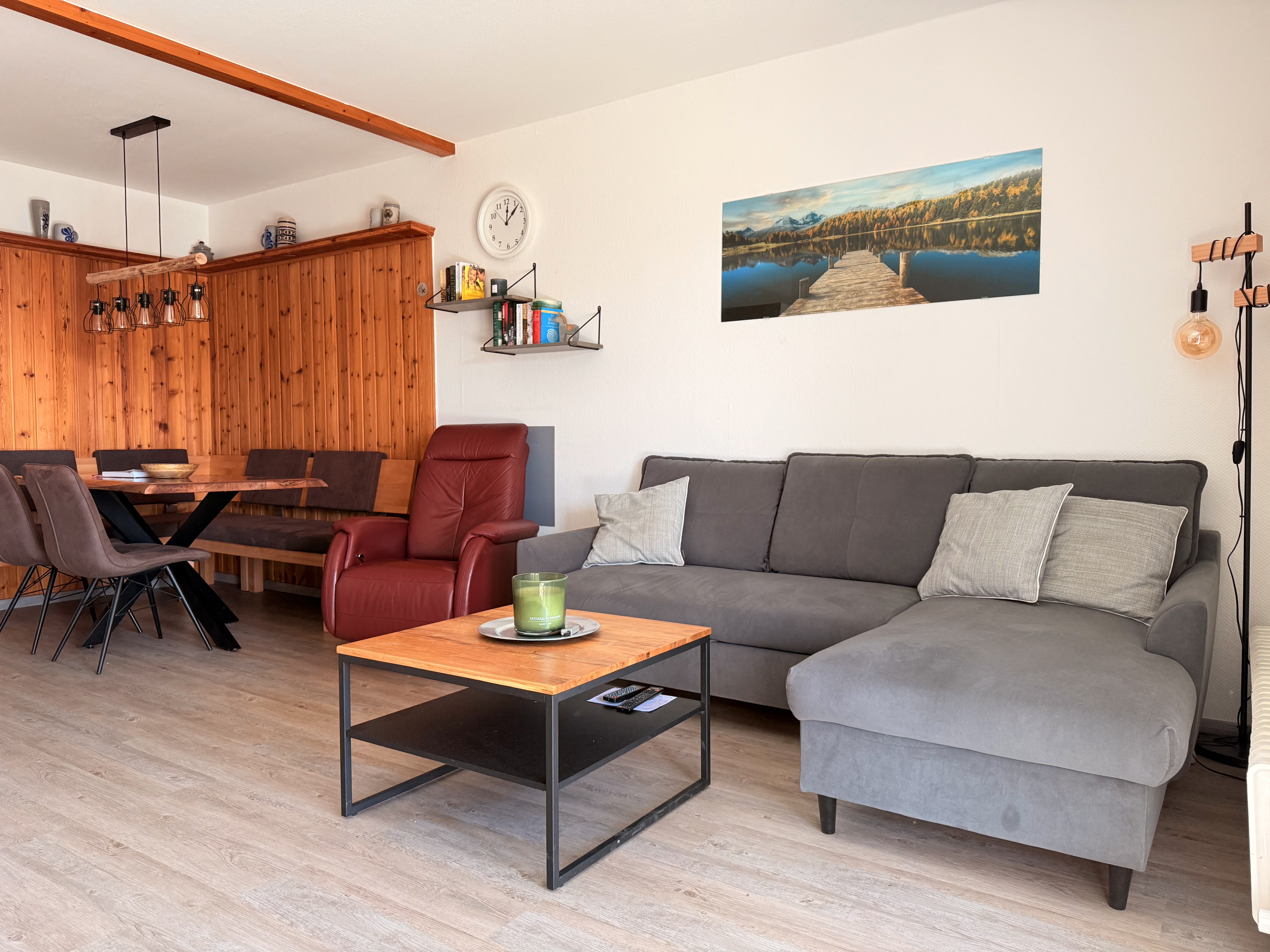 Wohnzimmer mit gemütlichem Sofa im Ferienhaus Grundmann