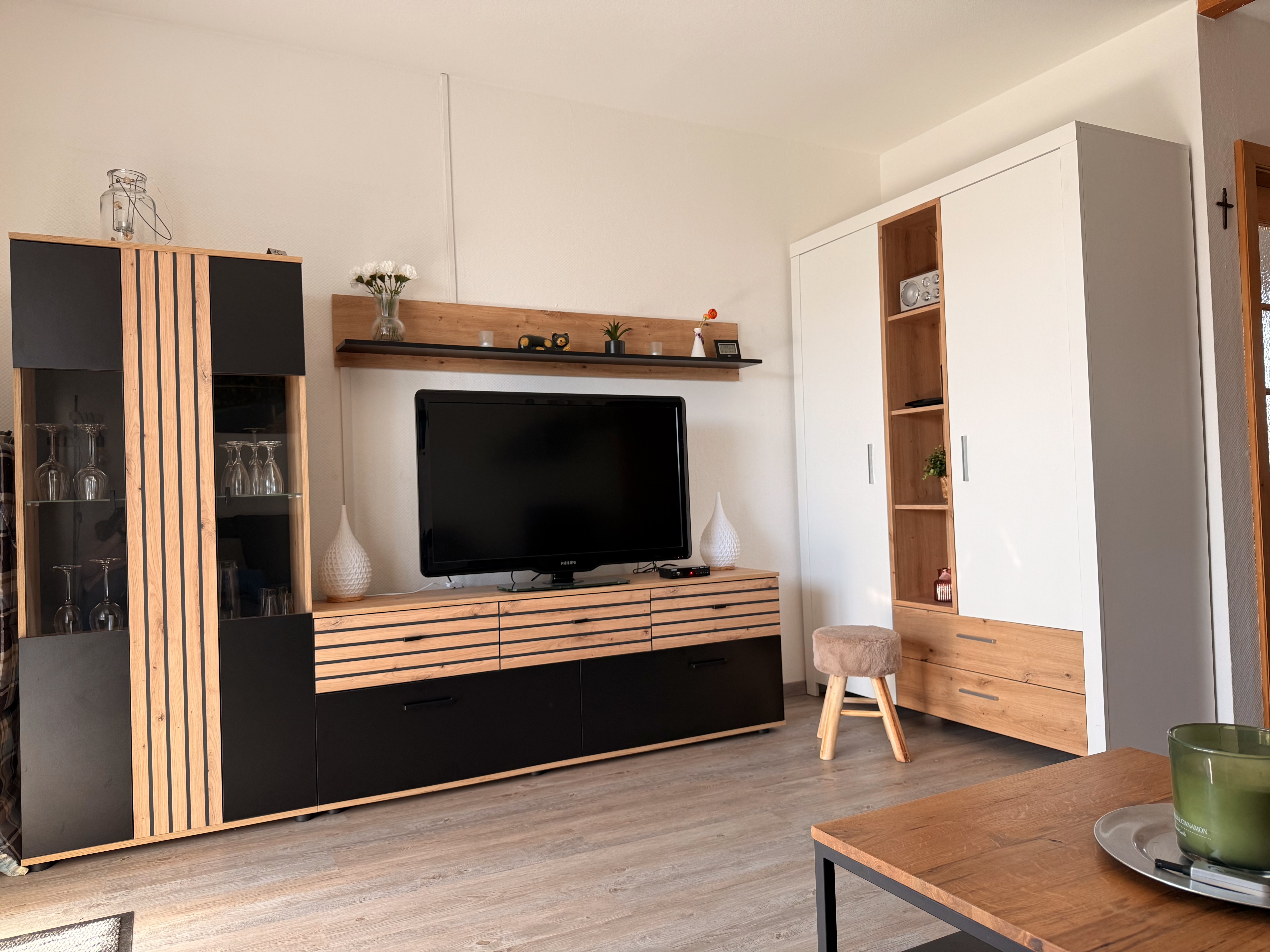Wohnzimmer mit TV-Wand im Ferienhaus Grundmann