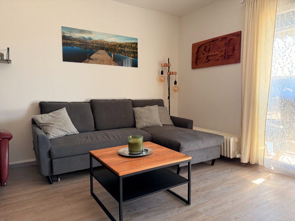 Helles Wohnzimmer mit großer Fensterfront