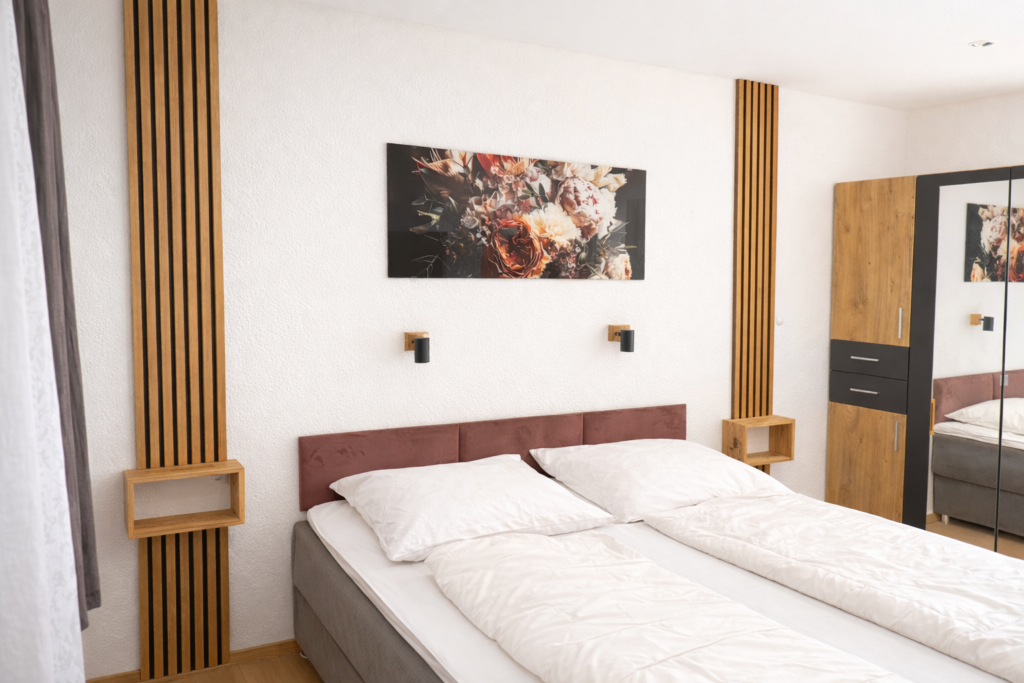 Schlafzimmer_Boxspringbett_Ferienhaus_Grundmann_Allgäu_Lechbruck