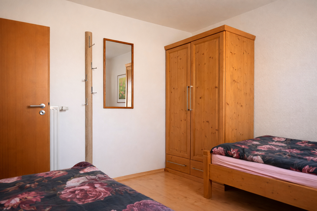 Schlafzimmer_Einzelbetten_Schrank_Ferienhaus_Grundmann_Allgäu_Lechbruck