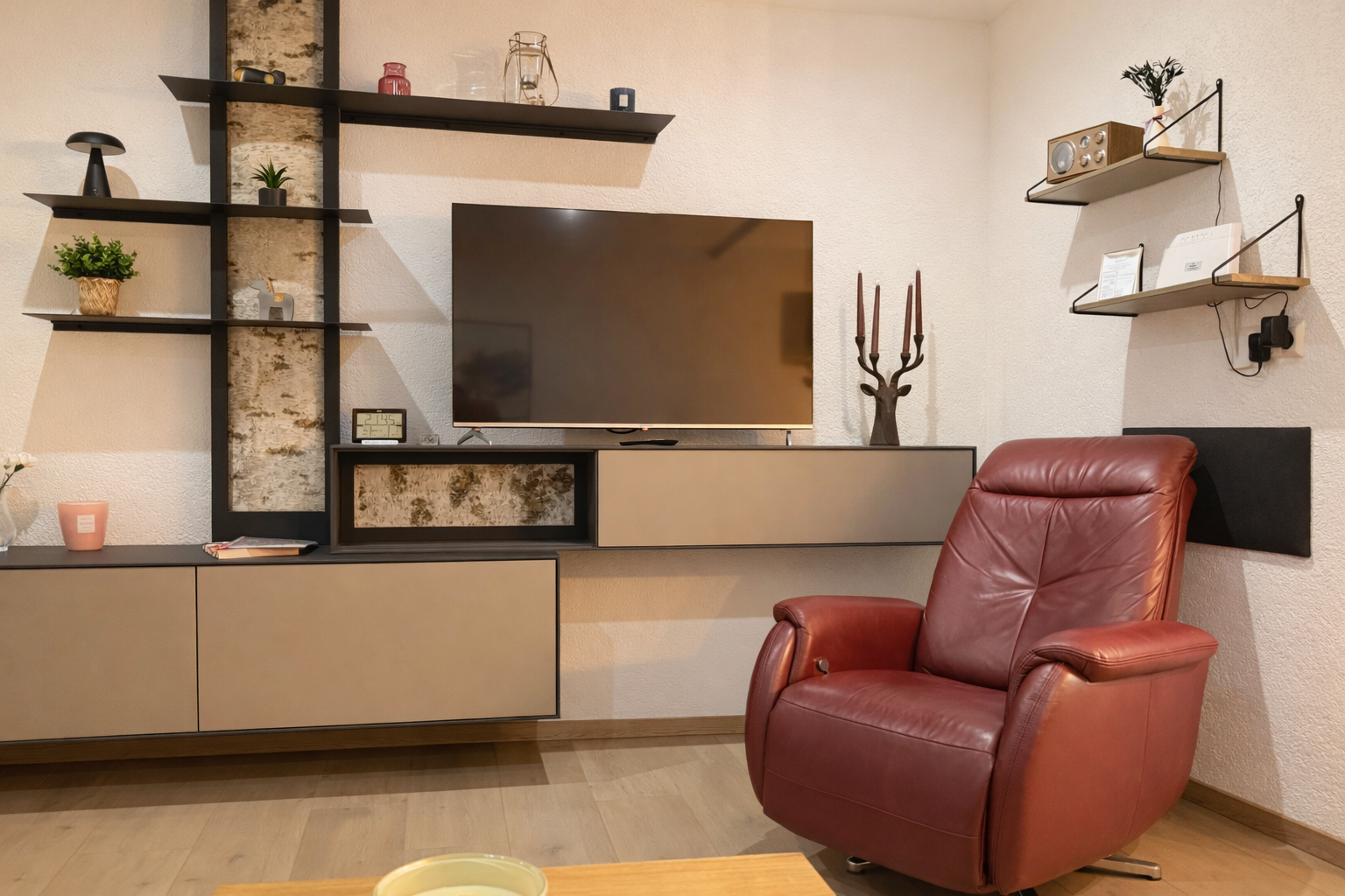 Wohnzimmer_TVWand_Ferienhaus_Grundmann_Allgäu_Lechbruck