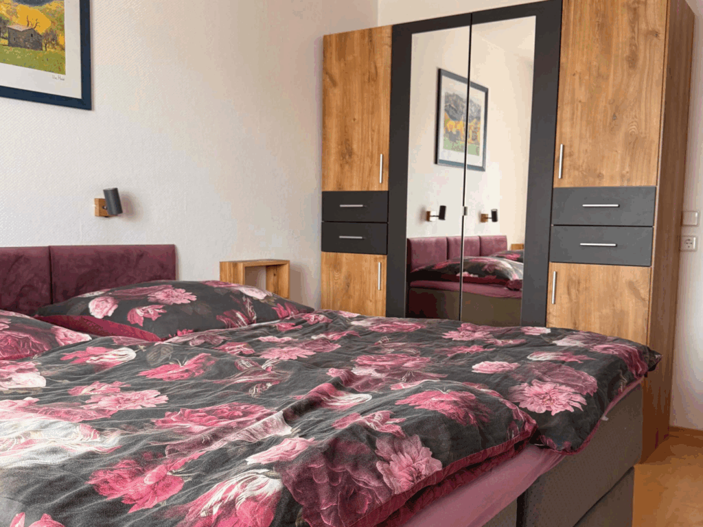 Detailansicht des großen und gemütlichen Schlafzimmers mit Kleiderschrank und direktem Zugang zur Terrasse.