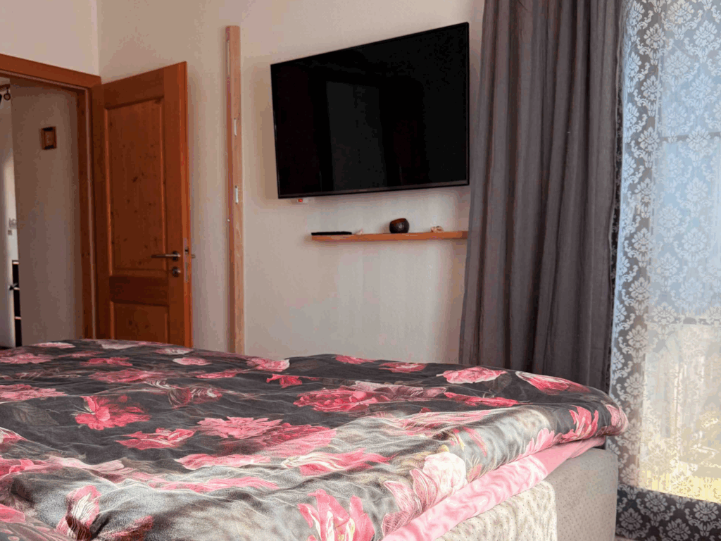Ferienhaus Grundmann in Lechbruck am See bietet ihn ein komfortables und gemütliches Schlafzimmer mit TV und Boxspringbetten
