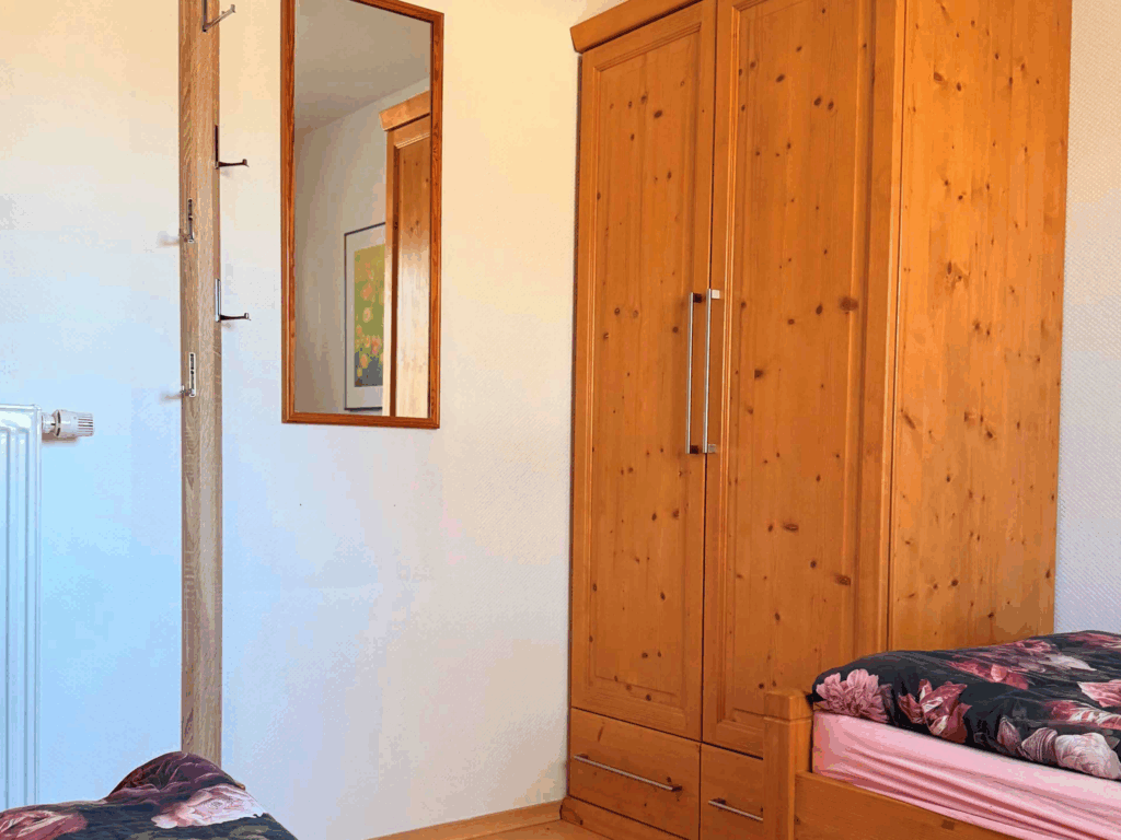 Zweites helles Schlafzimmer mit genügend Stauraum
