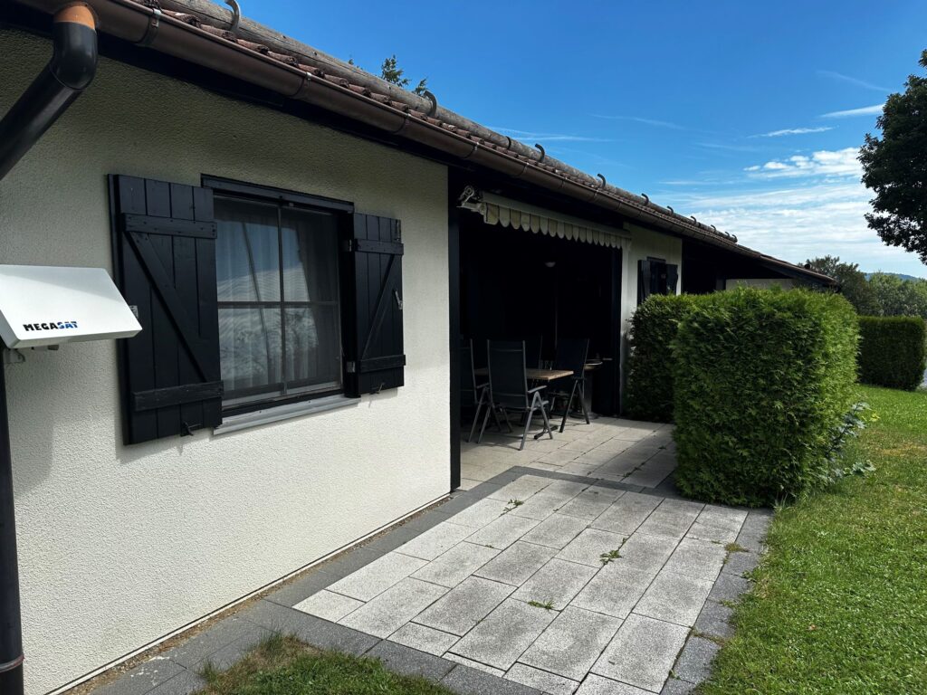 Terrasse mit Sitzgruppe, Markise und Blick ins Grüne